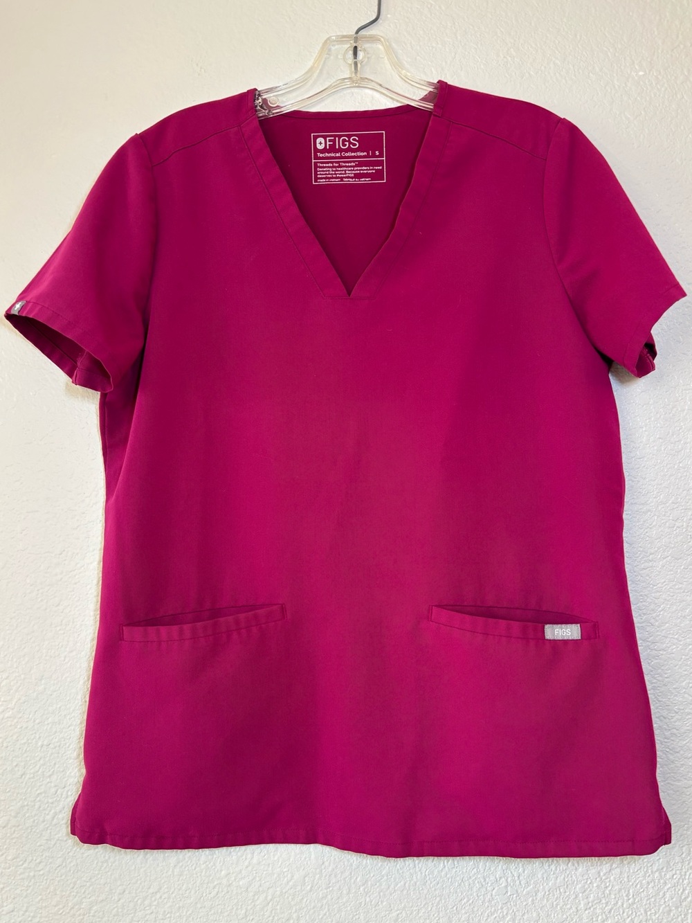 FIGS Womens Casma Scrub Top Small Cranberry V-Neck Pocket Medical Nursing
